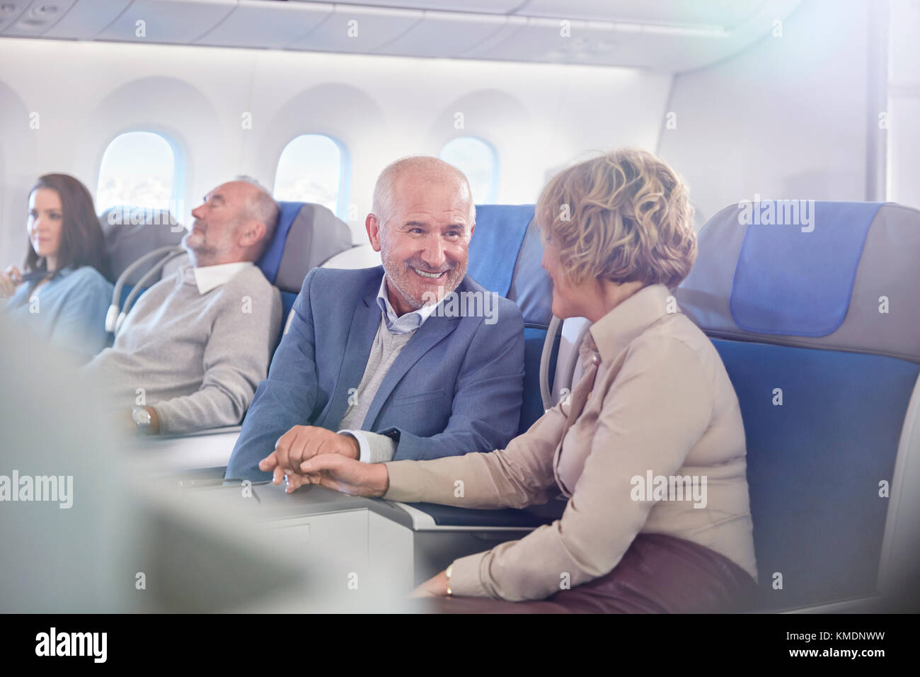 Affettuosa coppia matura che tiene le mani sull'aereo Foto Stock