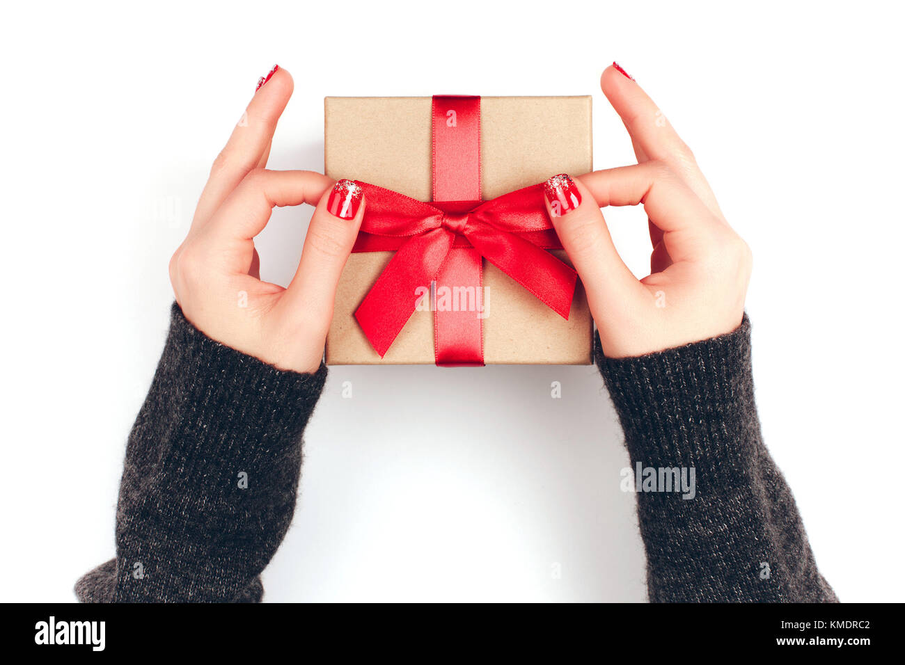 Donna con le mani confezione regalo Foto Stock