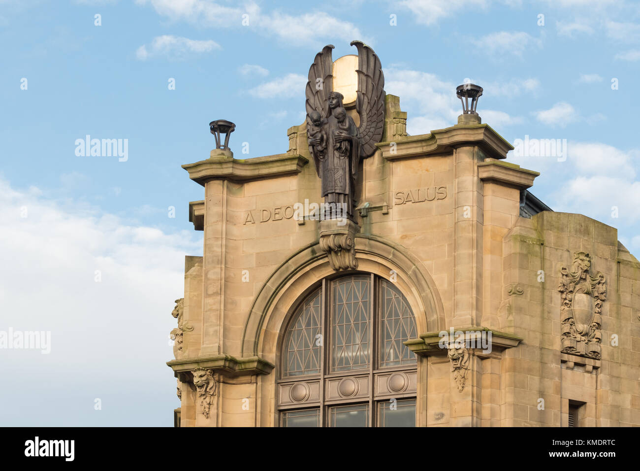 L'Istituto Russell, Paisley, Scozia - dettaglio del bronzo angelo custodisce due neonati con motto significato la salute proviene da Dio Foto Stock