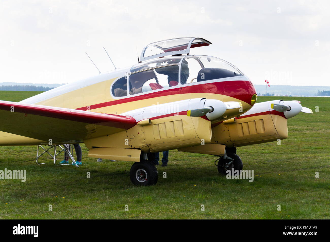 Plasy, Repubblica Ceca - 30 aprile: aero 45 versione di aero 145 twin-pistone propulsori utilità civile su aeromobili aeroporto su Aprile 30, 2017 in plasy, ceco Foto Stock