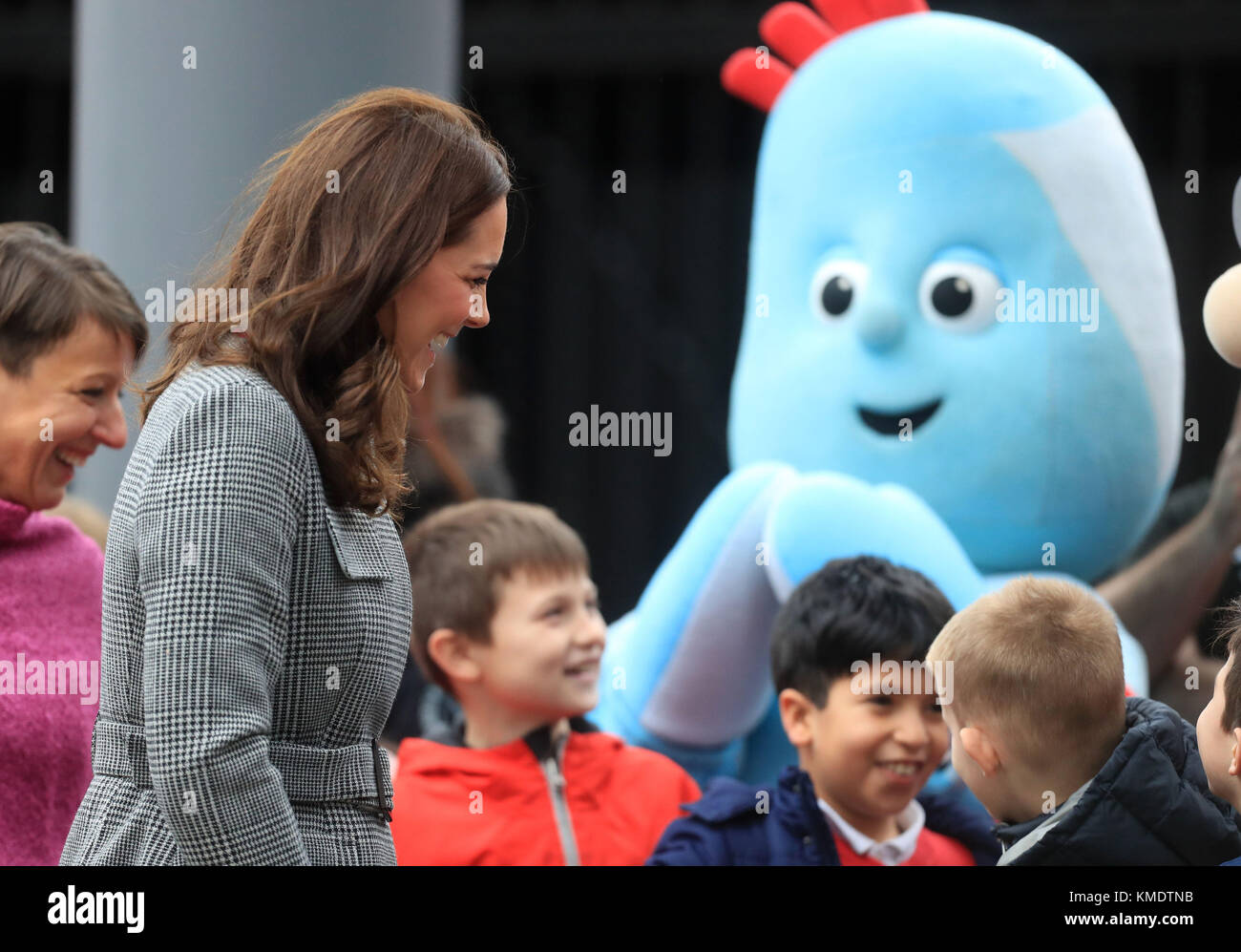 La Duchessa di Cambridge incontra i benavori quando arriva per il Children's Global Media Summit al Manchester Central Convention Complex, che riunisce creativi, innovatori tecnologici, politici, dirigenti e leader di pensiero di tutto il mondo per informare e riprogettare il futuro dei media per questa generazione ed esplorare l'impatto che la tecnologia digitale avrà sul futuro dei bambini. Foto Stock