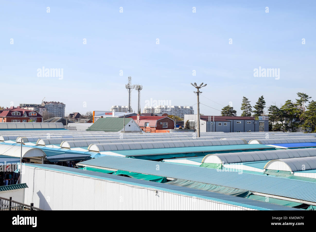 Slavyansk-su-kuban, Russia - 8 novembre 2016: mercato coperto della città. Le righe di punti di vendita. vista dal ponte al mercato cittadino. Foto Stock