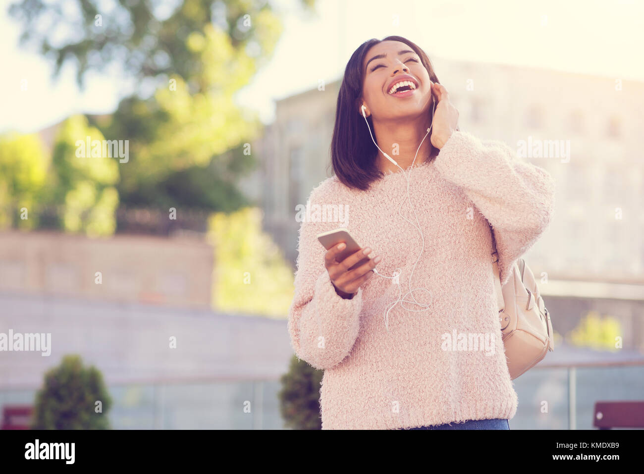 Felice donna allegra messa sulle cuffie Foto Stock