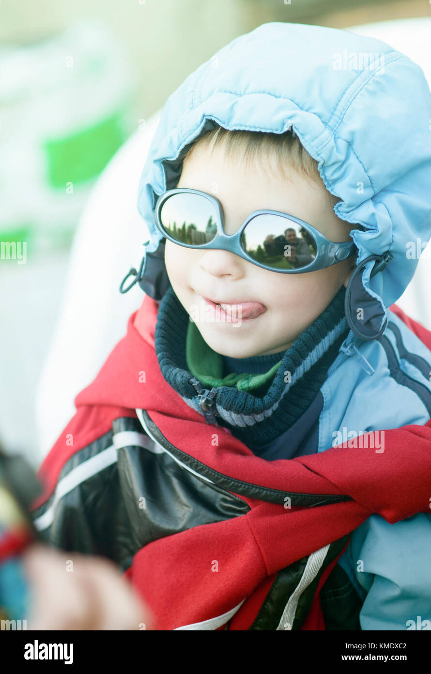 Un ragazzo in occhiali da sole invertito mostra la sua lingua, ritratto.  emozione, coccole, teasing Foto stock - Alamy