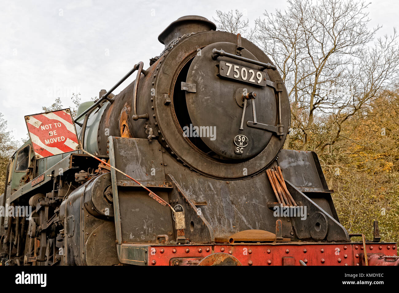 75029 "Il Cavaliere verde' in attesa di caldaia & firebox lavori di riparazione Foto Stock