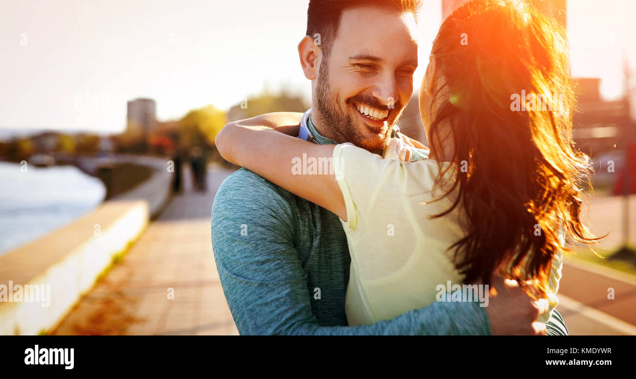 Felice giovane coppia sportiva condividendo momenti romantici Foto Stock