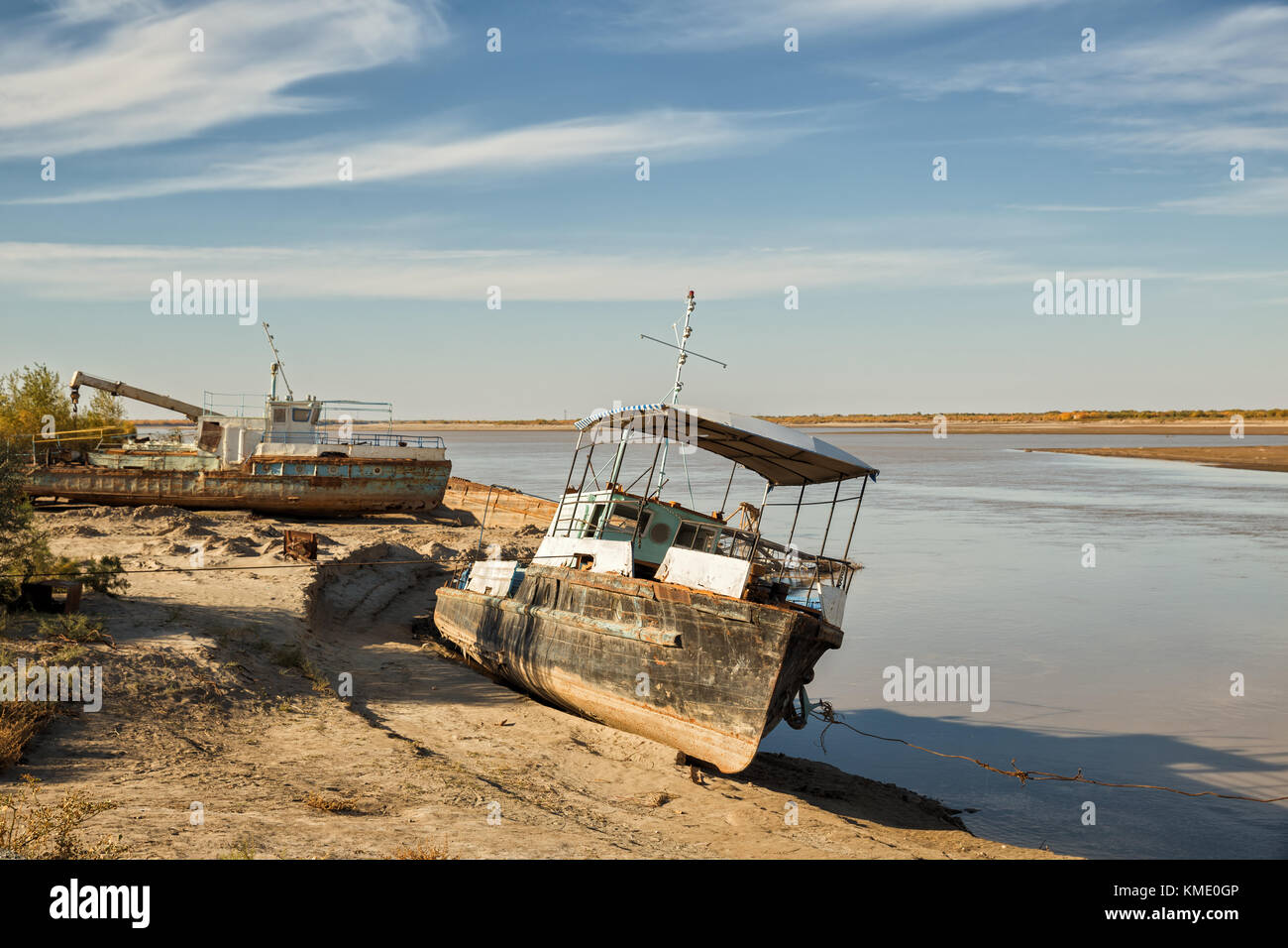 Vecchio arrugginito navi sulle rive del fiume amudarja Foto Stock