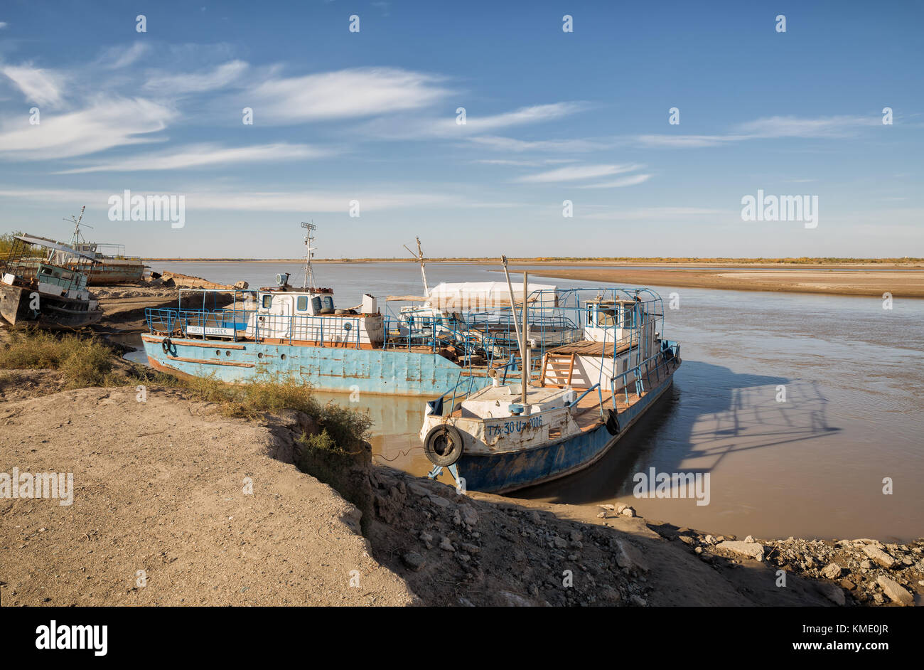 Regione di Khorezm, Uzbekistan - ottobre 21, 2016: Amu Darya river. vecchie navi ormeggiate alla riva Foto Stock