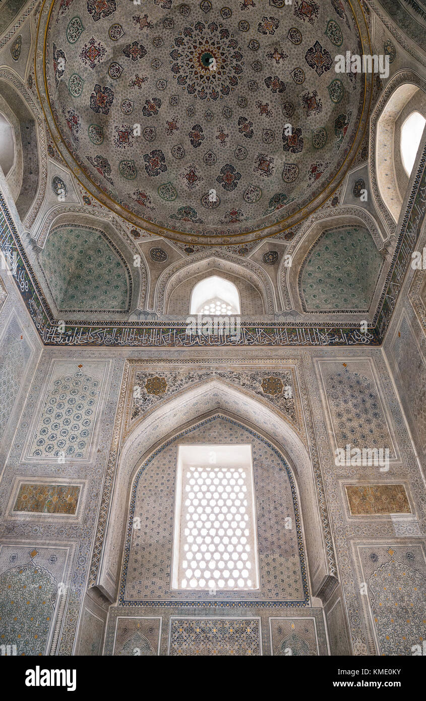 SHAKHRISABZ, UZBEKISTAN - 16 OTTOBRE 2016: Pittura di interni nel mausoleo di Gumbaz Sayidan, complesso Dorut Tilovat Foto Stock