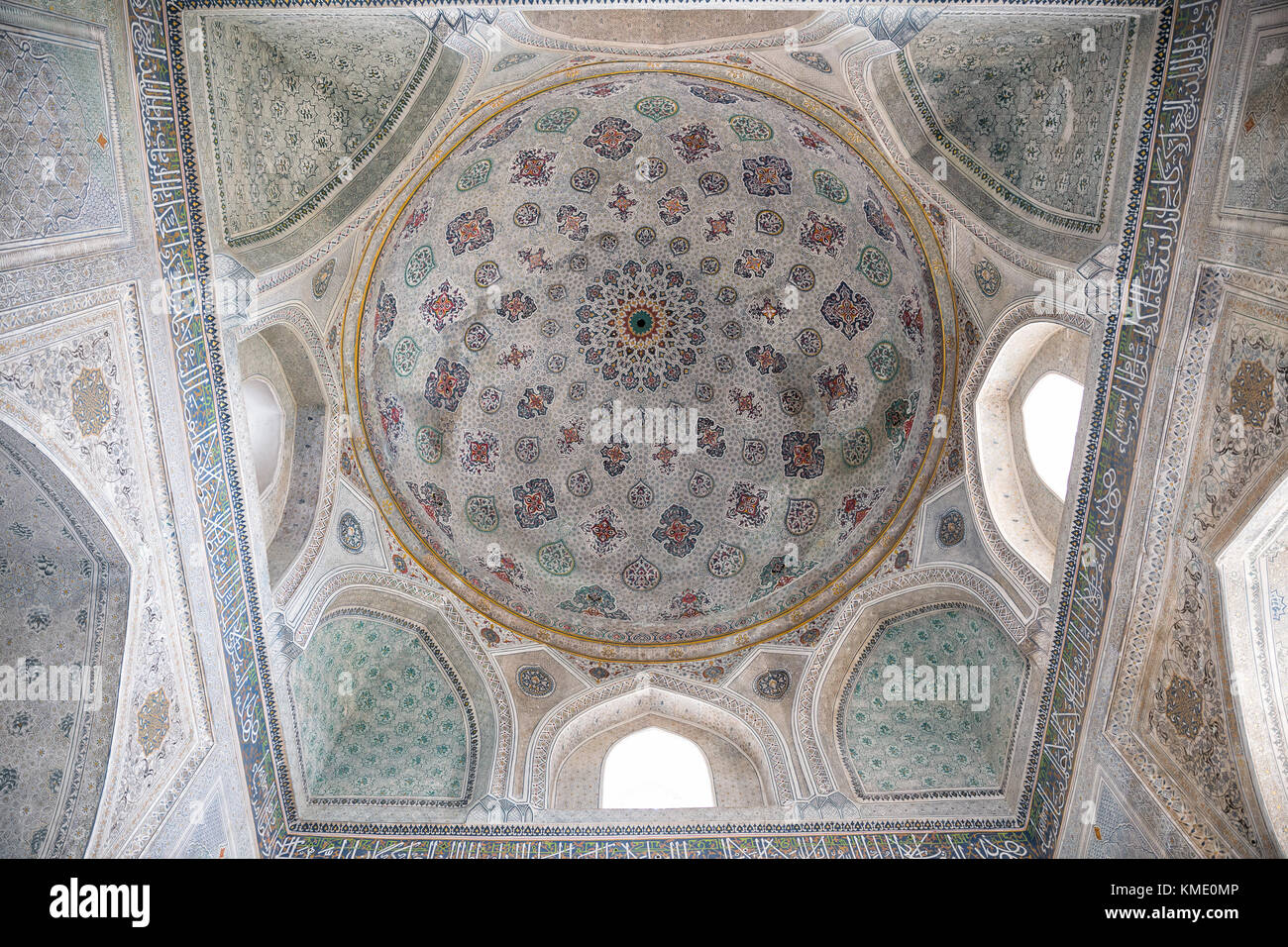 SHAKHRISABZ, UZBEKISTAN - 16 OTTOBRE 2016: Pittura di interni nel mausoleo di Gumbaz Sayidan, complesso Dorut Tilovat Foto Stock