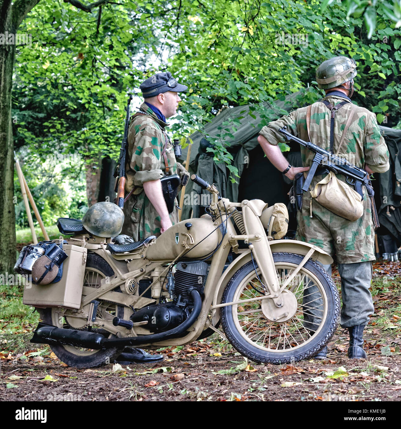 Dkw nz 350-1 esercito tedesco ww2 Motocicli & wehrmacht soldati con sturmgewehr 44 & machinepistole 38/40 pistole di macchina Foto Stock