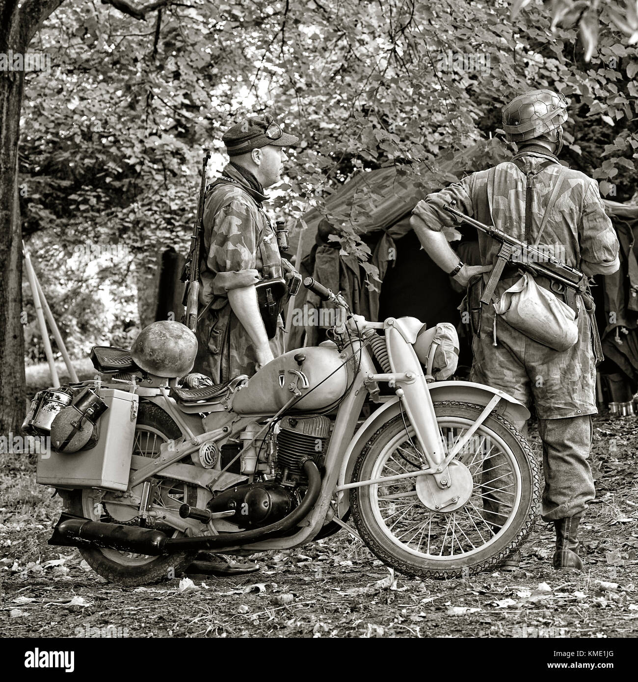 Dkw nz 350-1 esercito tedesco ww2 Motocicli & wehrmacht soldati con sturmgewehr 44 & machinepistole 38/40 pistole di macchina Foto Stock