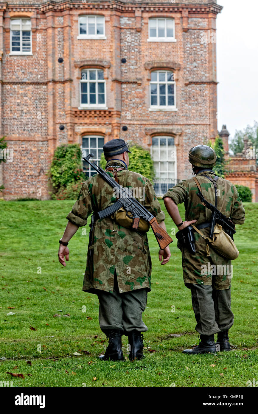 I soldati della Wehrmacht (ricreazione) con Sturmgewher 44 & Machinepistole 38/40 Foto Stock