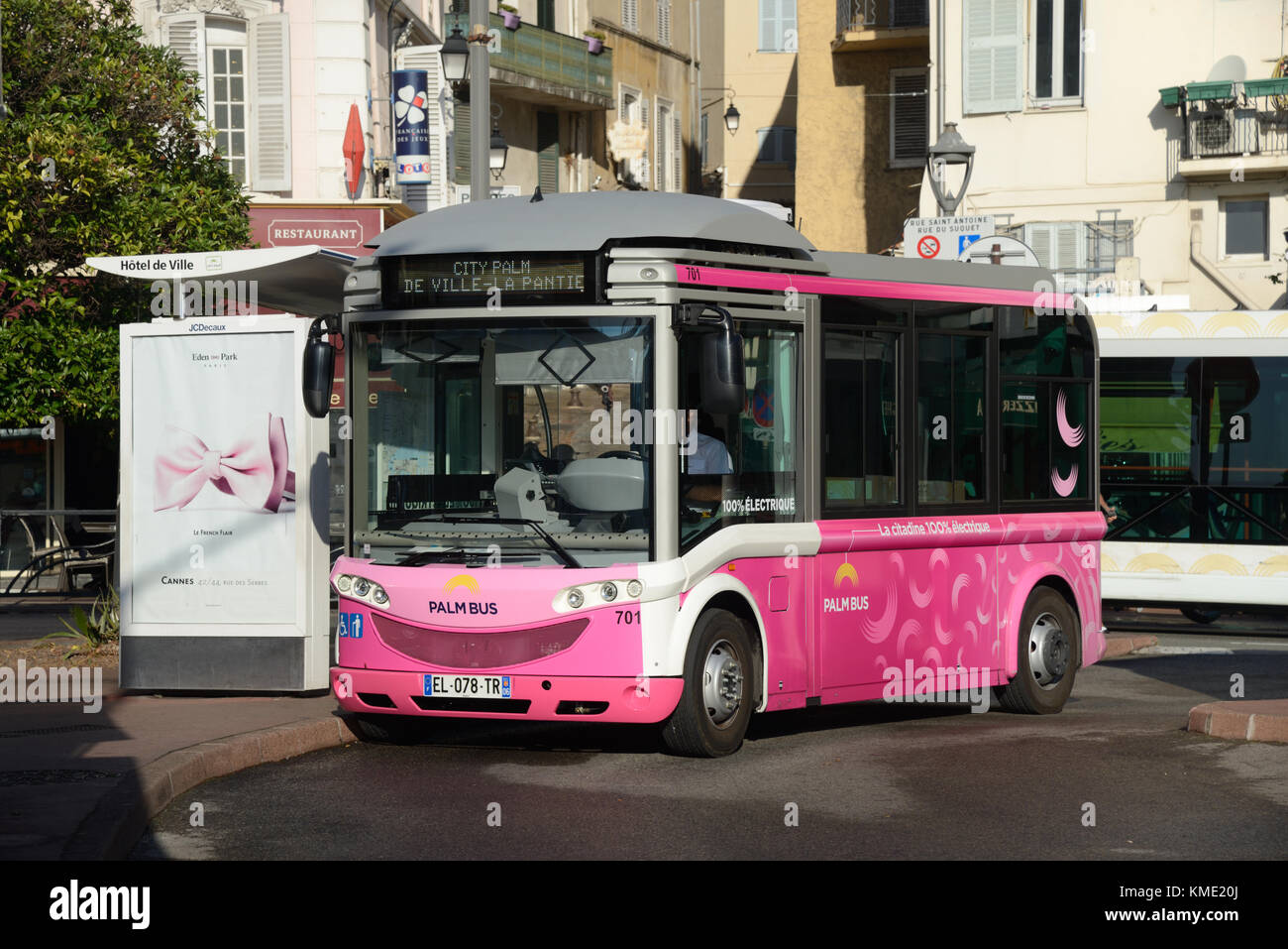 Autobus elettrico in attesa alla fermata dell'autobus a Cannes stazione degli autobus, Costa Azzurra, Francia Foto Stock