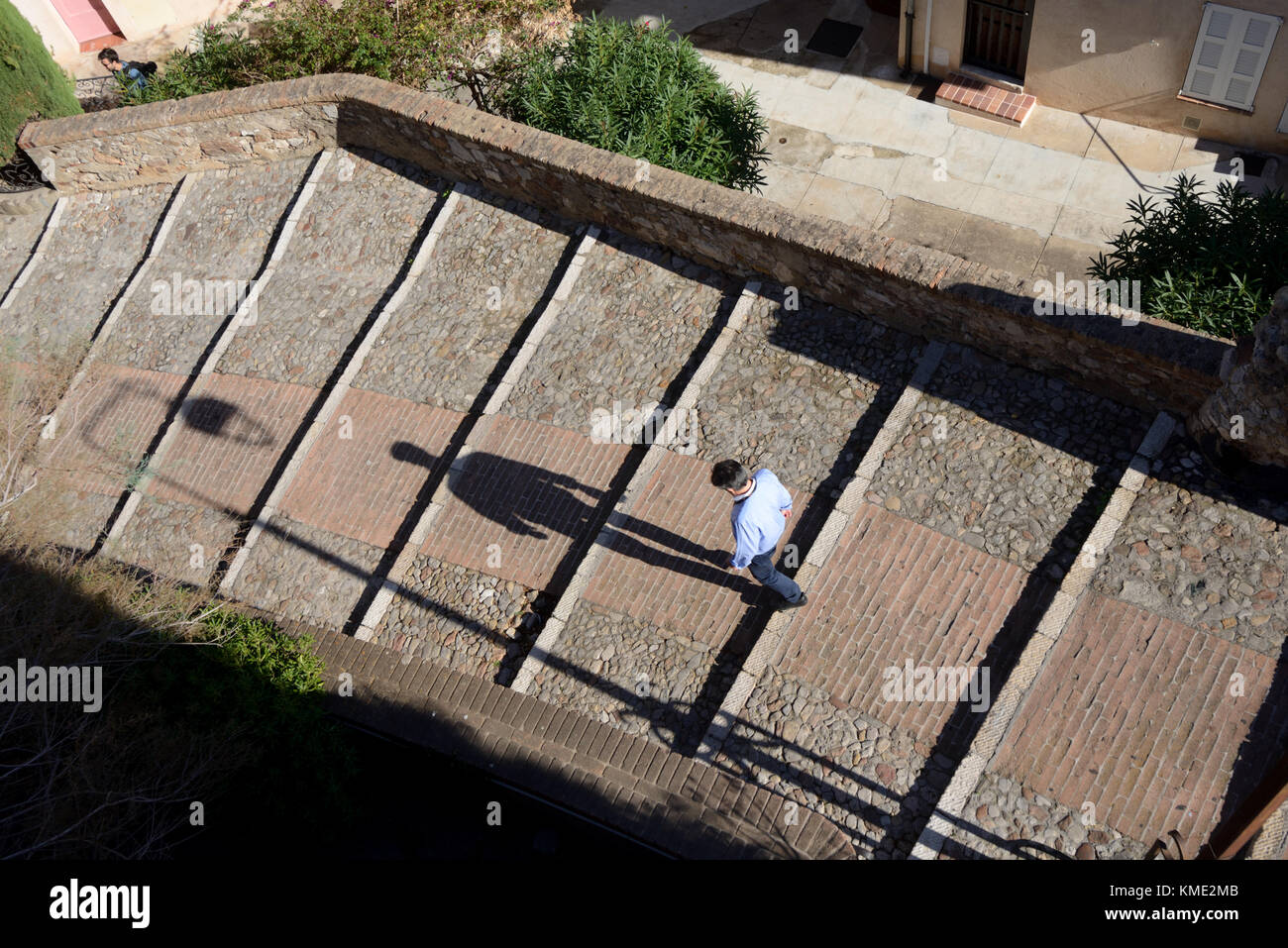 Passeggiate per le strade acciottolate e i gradini della città vecchia di le Suquet, Cannes, Alpi Marittime, Costa Azzurra, Francia Foto Stock