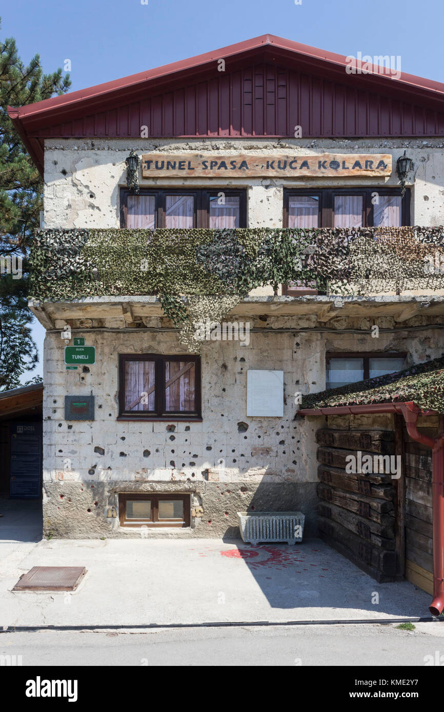 Sarajevo, Bosnia Erzegovina - 19 agosto 2017: danneggiato facaded della Galleria Museo di Sarajevo, costruito dai cittadini assediata di Sarajevo Foto Stock