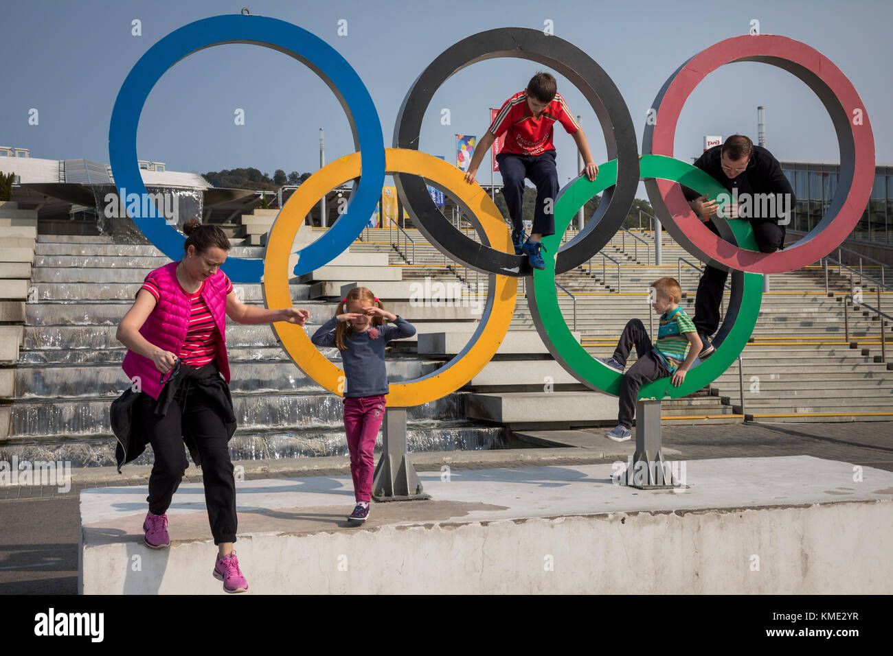 I genitori e i bambini scendere gli anelli olimpici dopo assunzione di fotografie, nel parco olimpico di Sochi, Russia Foto Stock