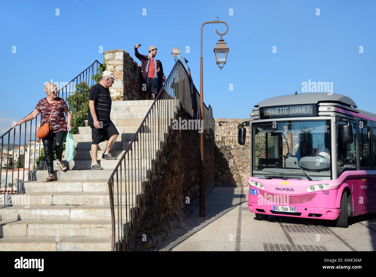 Turisti & autobus elettrico a le Suquet Città Vecchia, Cannes, Alpi Marittime, Francia Foto Stock