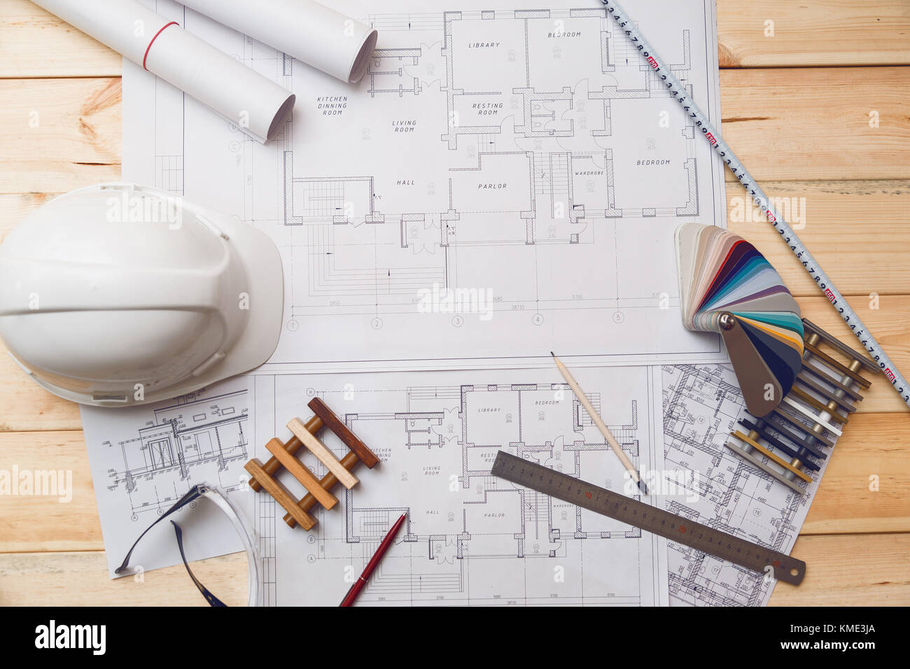 Disegno dell'architettura di scrivania, sito in costruzione lavora con progetti in ufficio vista superiore Foto Stock
