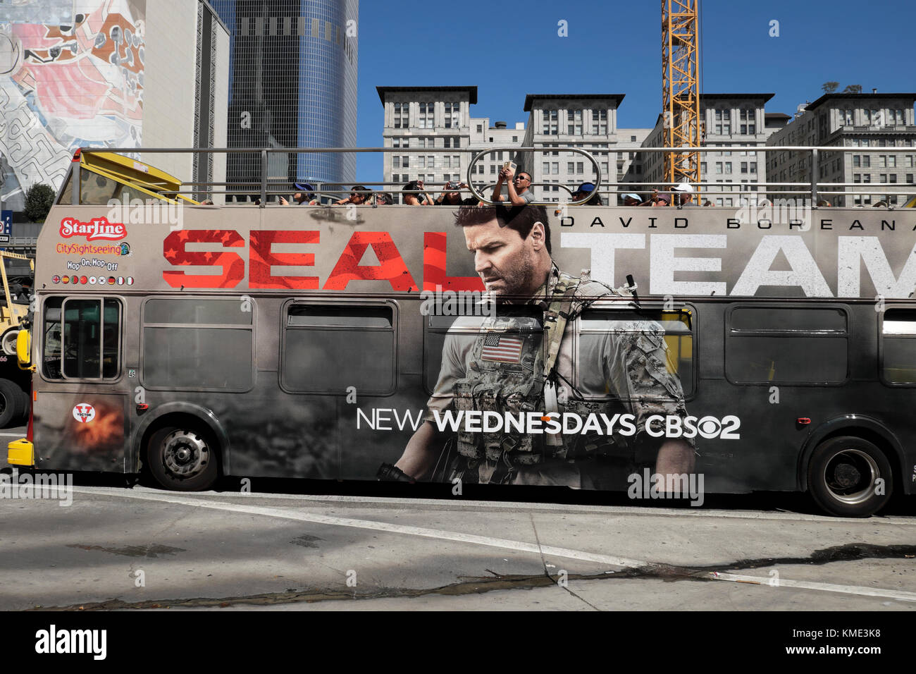CBS TEAM SEAL inserzione con l'attore David Boreanaz sul lato di un open top star linea bus turistici nel centro di Los Angeles, California USA KATHY DEWITT Foto Stock