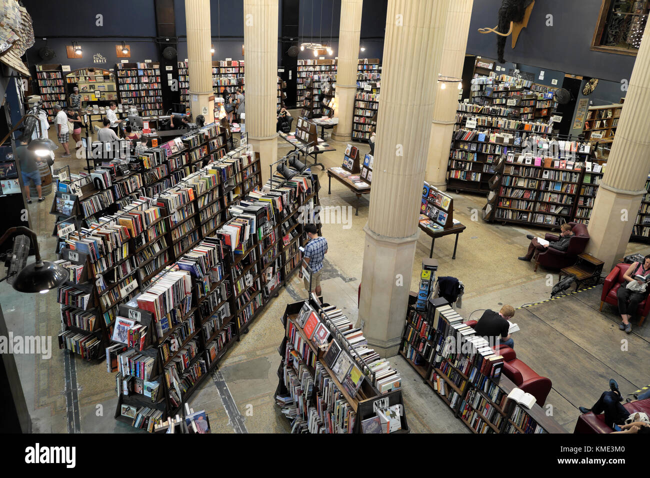 L'ultima vista interna Bookstore dall'alto dei libri su librerie e acquirenti persone che leggono nel centro di Los Angeles, California Stati Uniti KATHY DEWITT Foto Stock