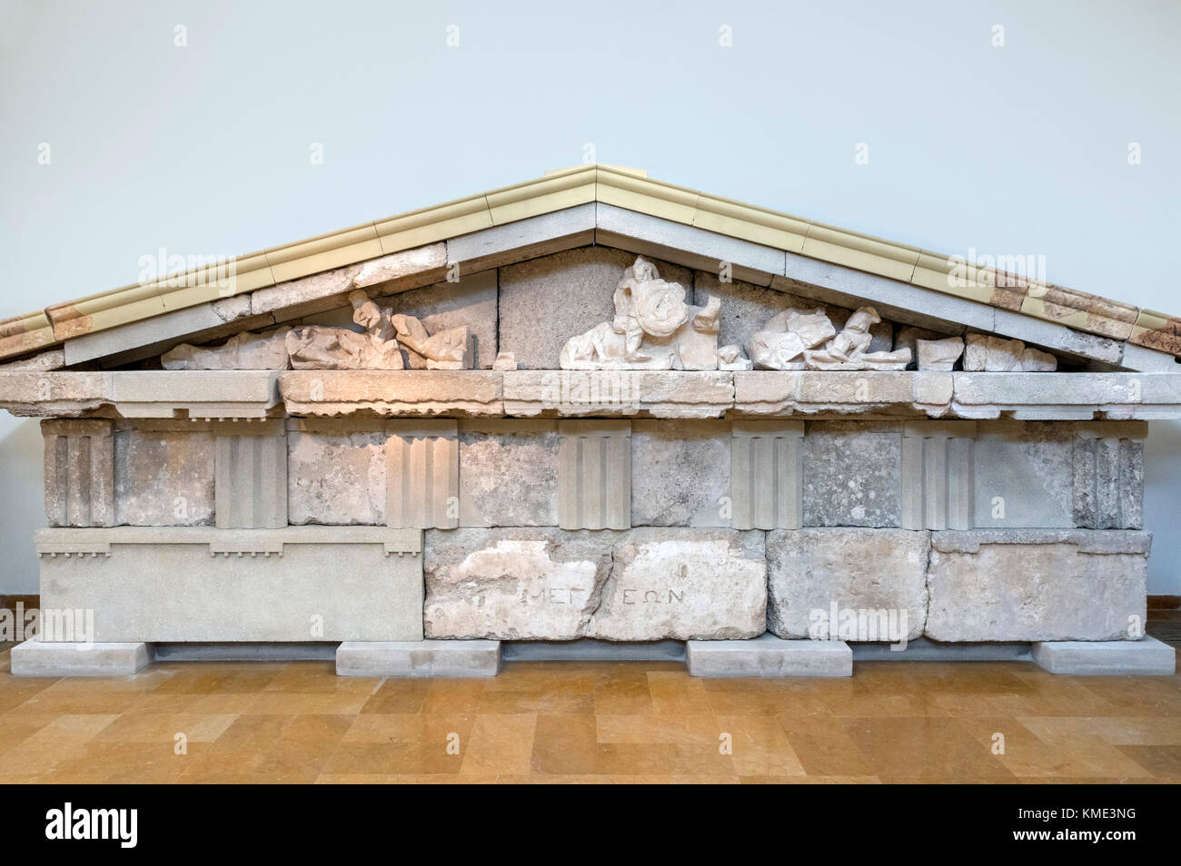 Il frontone del tesoro della Megarians, databile intorno al VI secolo A.C. il Museo Archeologico di Olimpia, Olympia, Pelopponese, Grecia Foto Stock