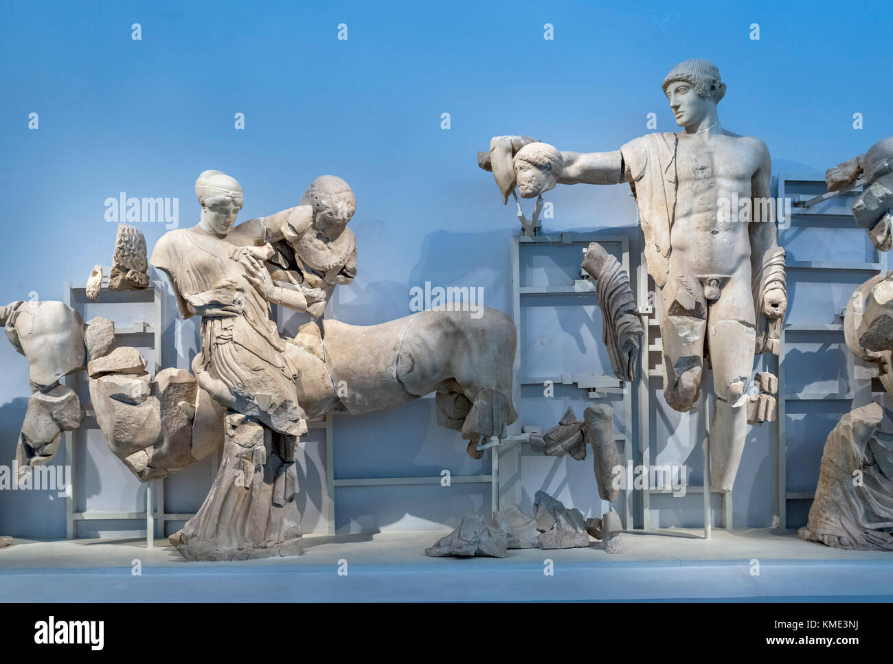 Sculture dal frontone occidentale del Tempio di Zeus, il Museo Archeologico di Olimpia, Olympia, Pelopponese, Grecia Foto Stock