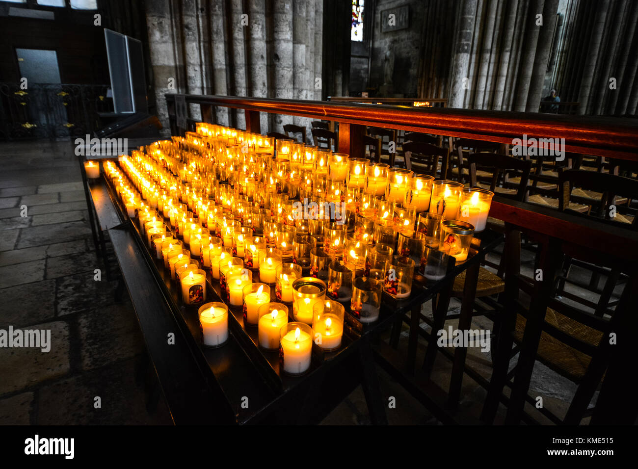 La masterizzazione di preghiera o candele votive vicino la navata della cattedrale di Rouen Francia Foto Stock