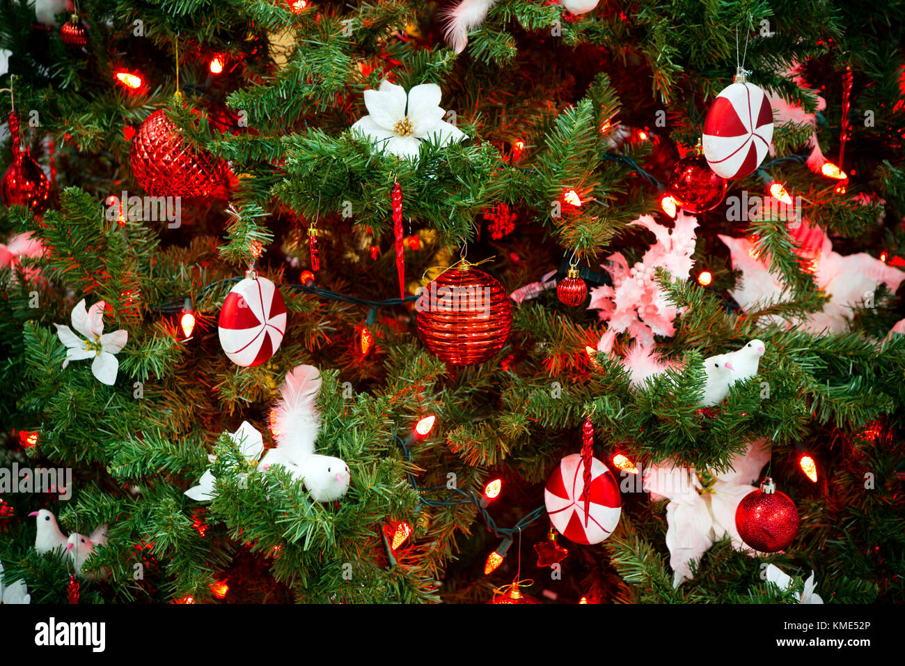 Dettaglio delle decorazioni ornamentali albero di Natale per la vacanza festosa celebrazione del Natale. Foto Stock