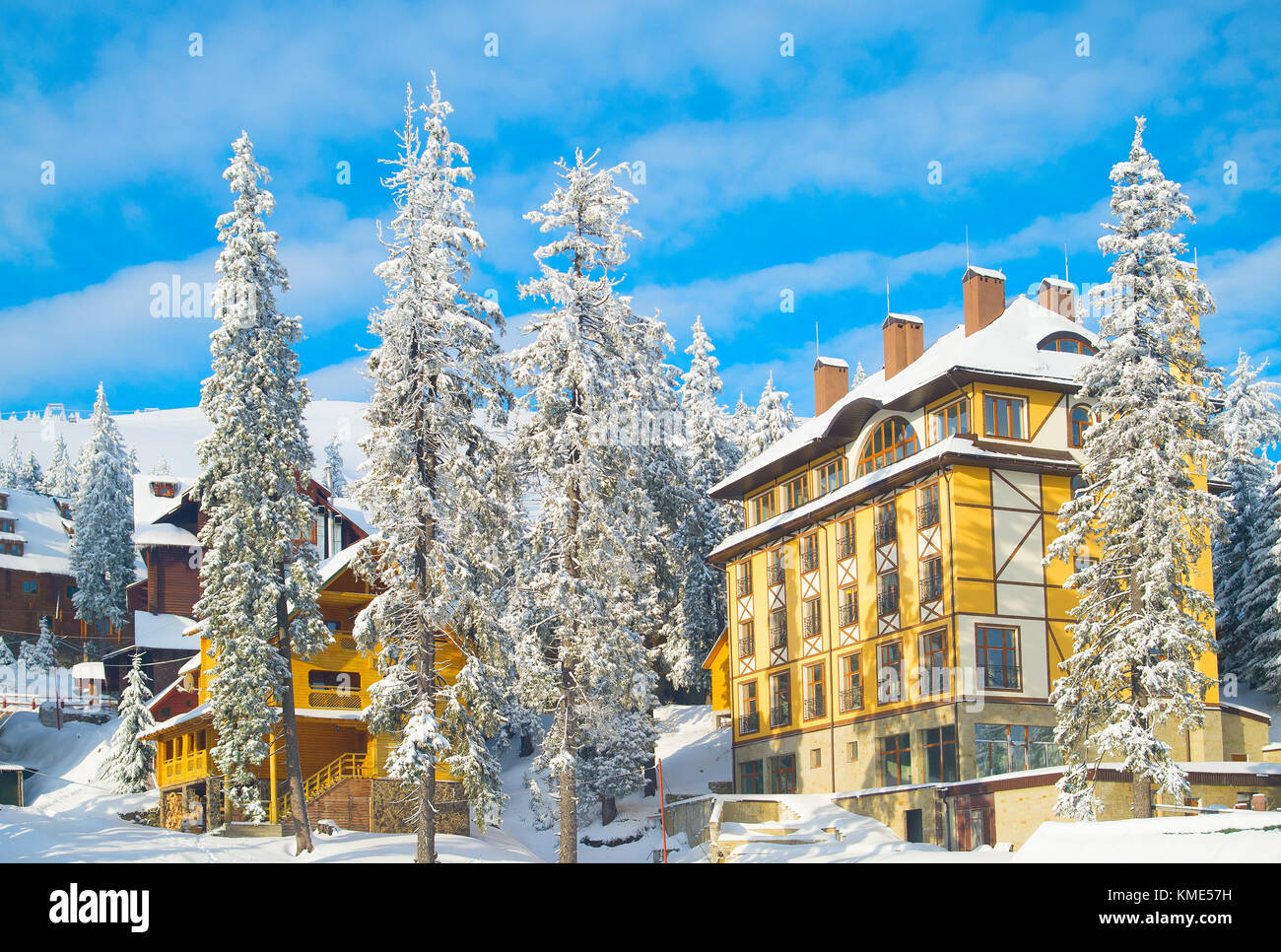 Vista di ski resort hotel nella giornata del sole coperti di neve. Foto Stock