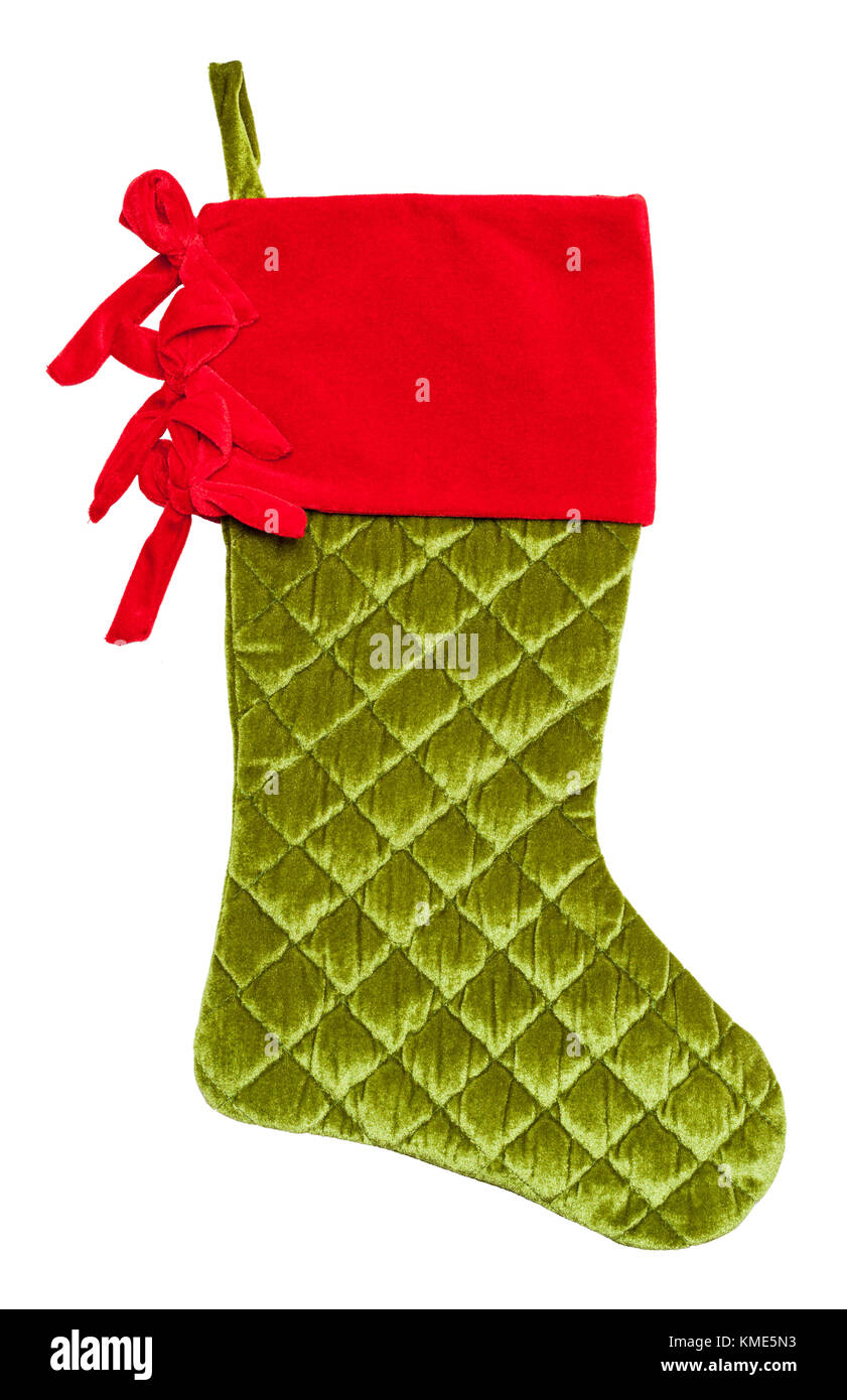 In velluto rosso e verde Christmas Stocking isolato su uno sfondo bianco. Foto Stock