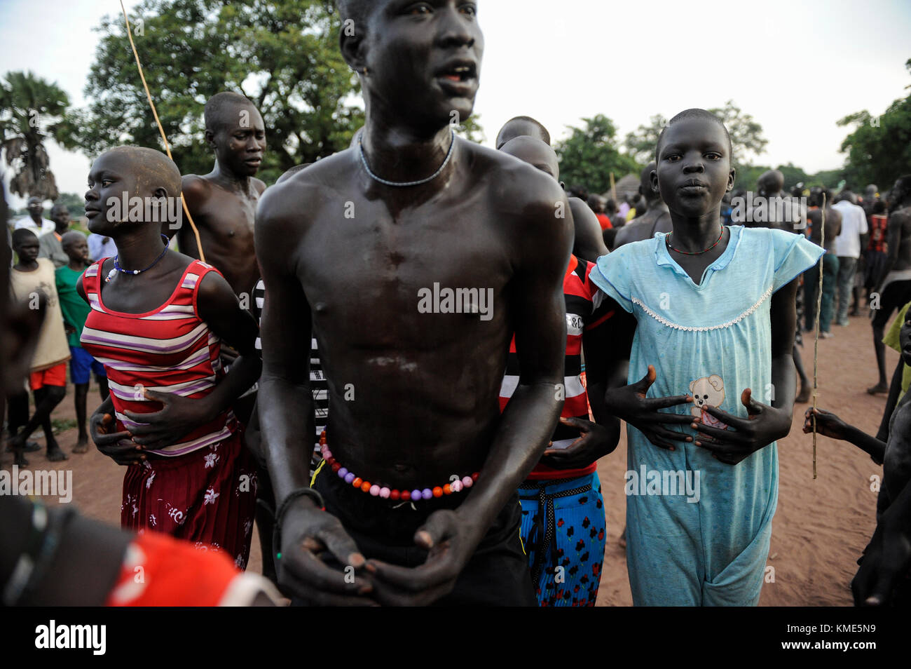 Il SUD SUDAN, Stato dei Laghi, villaggio Mapourdit, Dinka celebrare la festa della mietitura con danze / SUED-SUDAN regione di Bahr el Ghazal , Stato dei Laghi, Dorf Mapourdit , Dinka feiern ein Erntedankfest mit traditionellen Taenzen Foto Stock