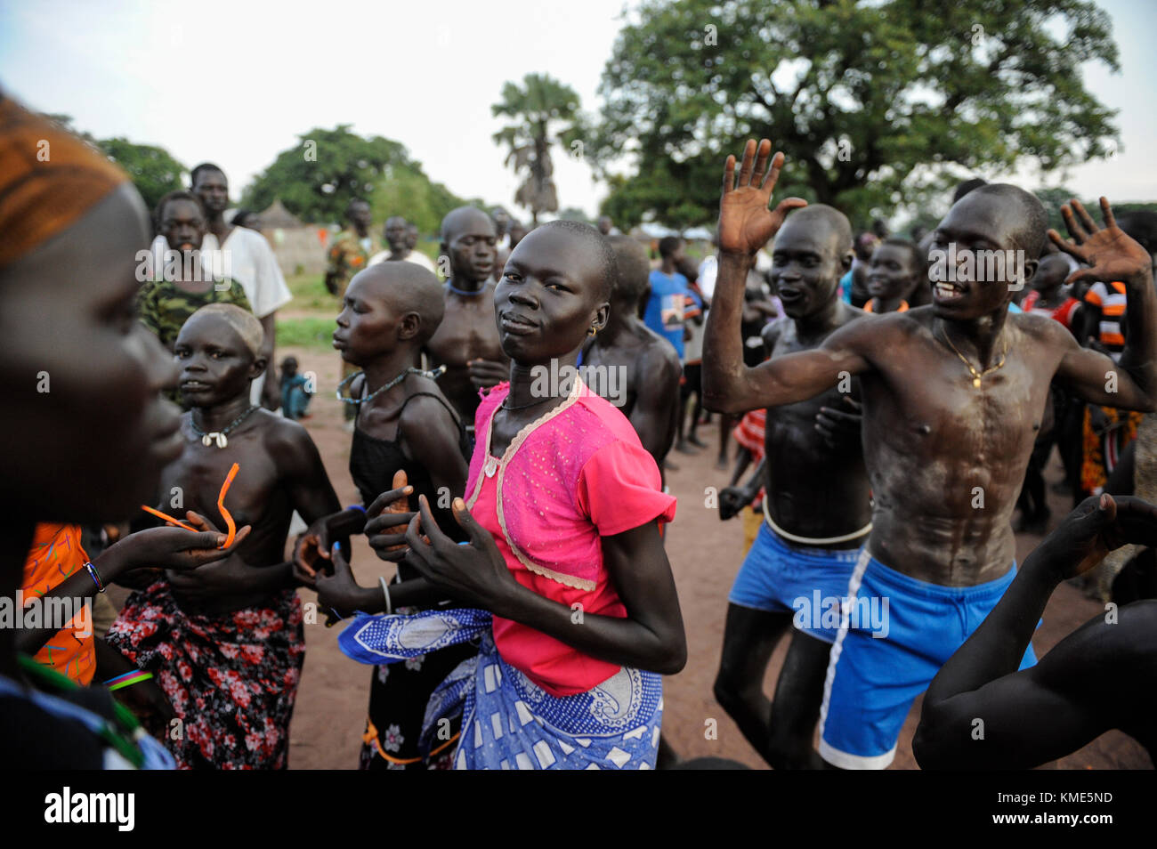 Il SUD SUDAN, Stato dei Laghi, villaggio Mapourdit, Dinka celebrare la festa della mietitura con danze / SUED-SUDAN regione di Bahr el Ghazal , Stato dei Laghi, Dorf Mapourdit , Dinka feiern ein Erntedankfest mit traditionellen Taenzen Foto Stock