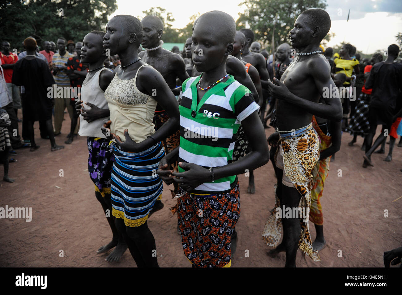 Il SUD SUDAN, Stato dei Laghi, villaggio Mapourdit, Dinka celebrare la festa della mietitura con danze / SUED-SUDAN regione di Bahr el Ghazal , Stato dei Laghi, Dorf Mapourdit , Dinka feiern ein Erntedankfest mit traditionellen Taenzen Foto Stock