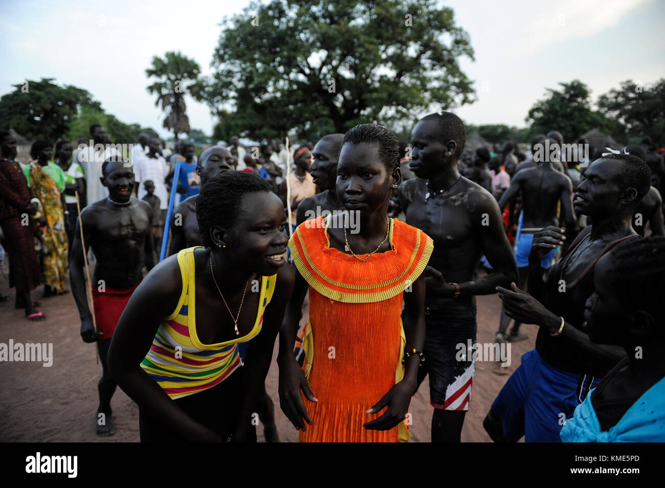 Il SUD SUDAN, Stato dei Laghi, villaggio Mapourdit, Dinka celebrare la festa della mietitura con danze / SUED-SUDAN regione di Bahr el Ghazal , Stato dei Laghi, Dorf Mapourdit , Dinka feiern ein Erntedankfest mit traditionellen Taenzen Foto Stock