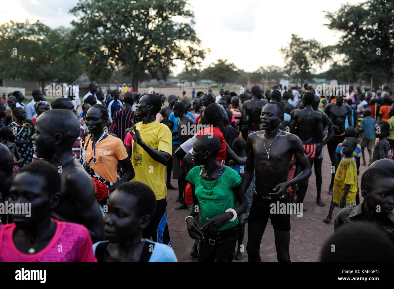 Il SUD SUDAN, Stato dei Laghi, villaggio Mapourdit, Dinka celebrare la festa della mietitura con danze / SUED-SUDAN regione di Bahr el Ghazal , Stato dei Laghi, Dorf Mapourdit , Dinka feiern ein Erntedankfest mit traditionellen Taenzen Foto Stock