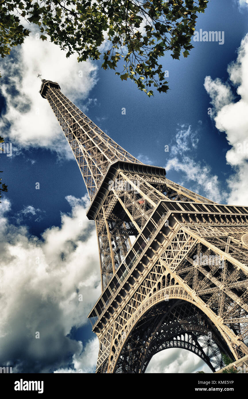 Torre Eiffel contro un cielo blu. Foto Stock