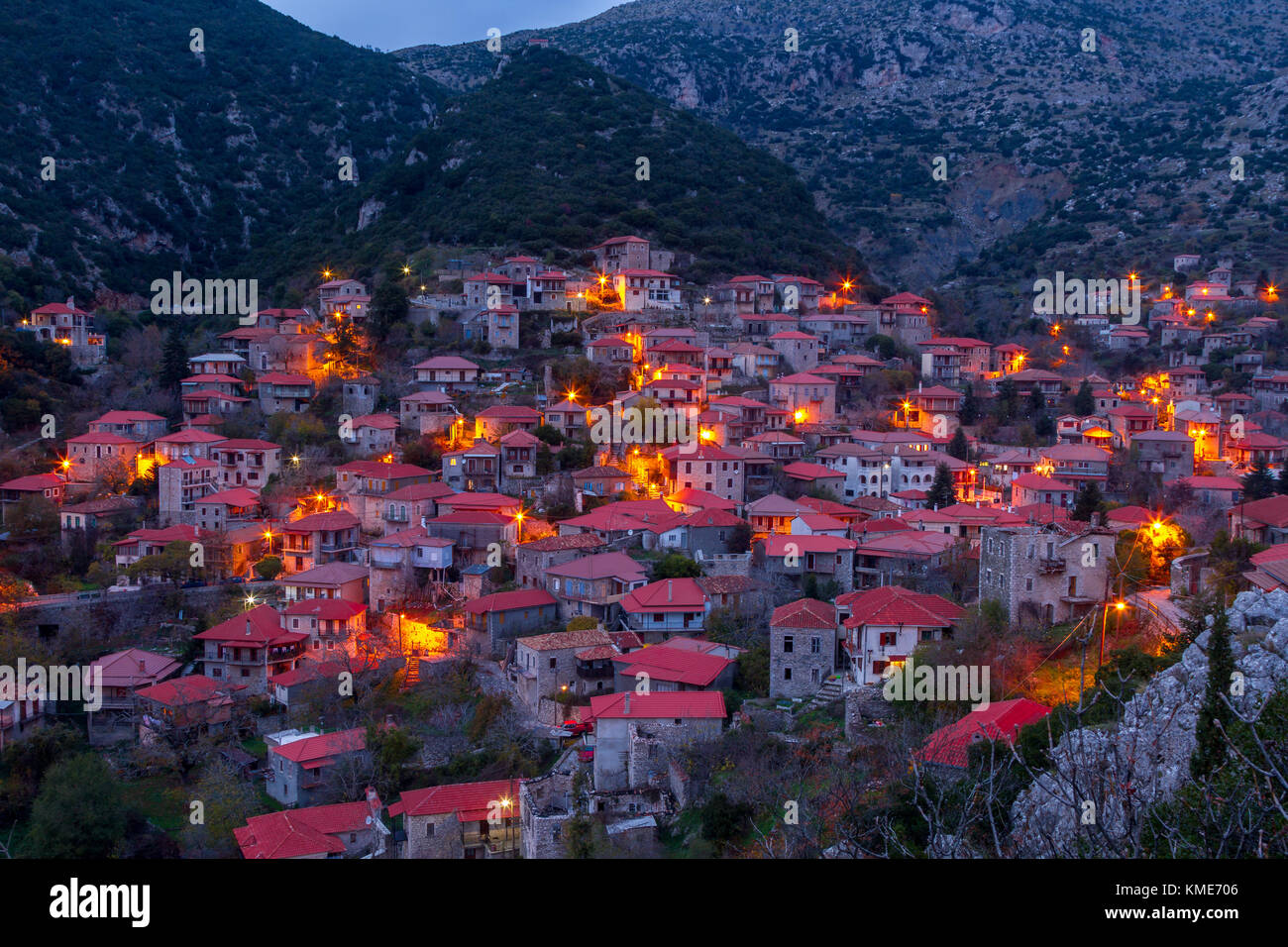 Vista serale di Stemnitsa, un bellissimo villaggio tradizionale nella regione montagnosa di Gortynia, in Arcadia, Peloponneso centrale, Grecia. Foto Stock