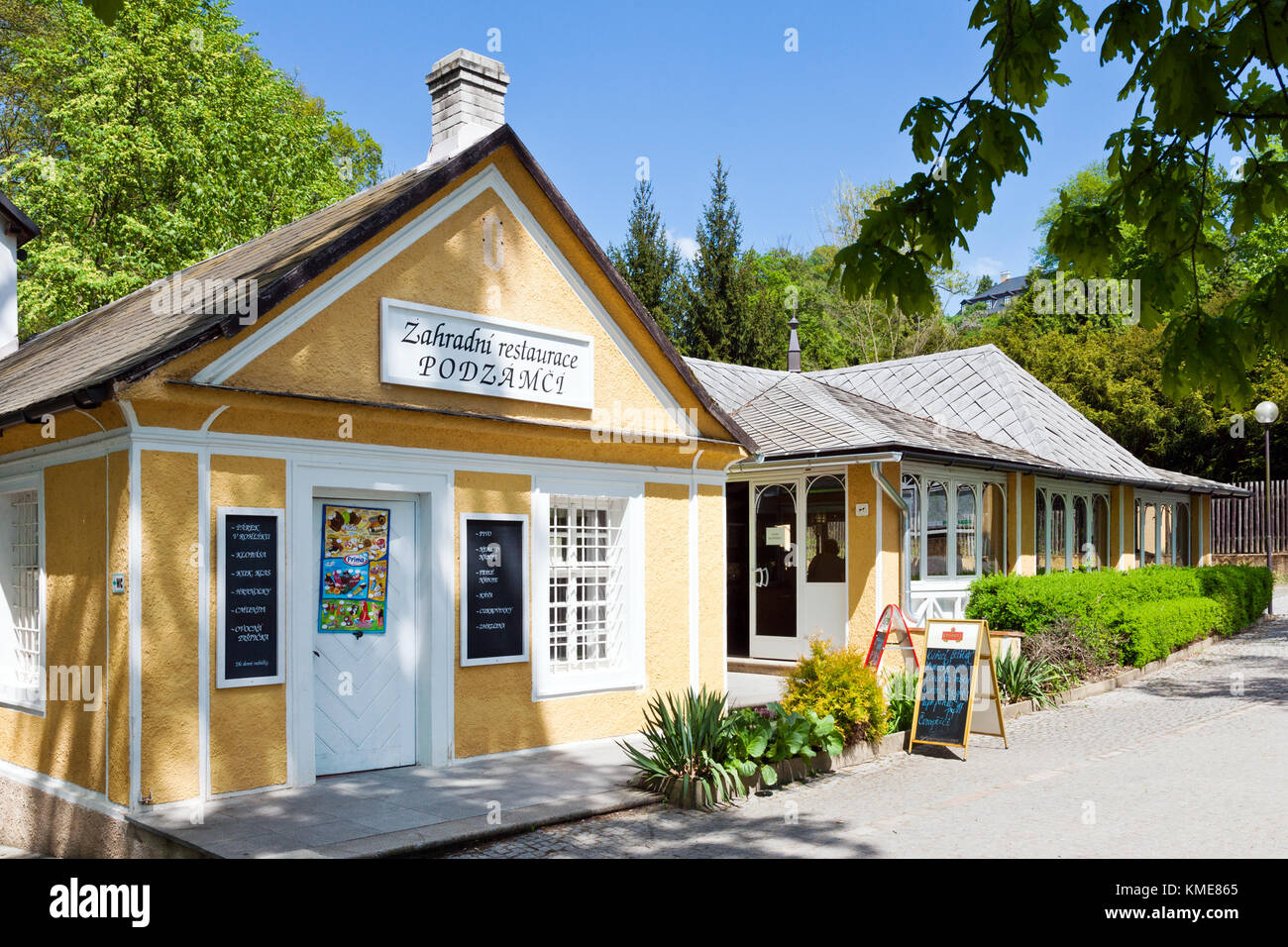 Klasicistni zamek Kozel un parco (narodni kulturni pamatka), Plzensky kraj, Ceska republika / castello di Kozel, regione di Pilsen, repubblica Ceca Foto Stock