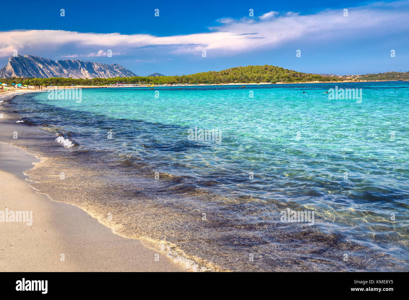 Lu Impostu beach con Isola Travolara in background, Sardegna, Italia, Europa Foto Stock