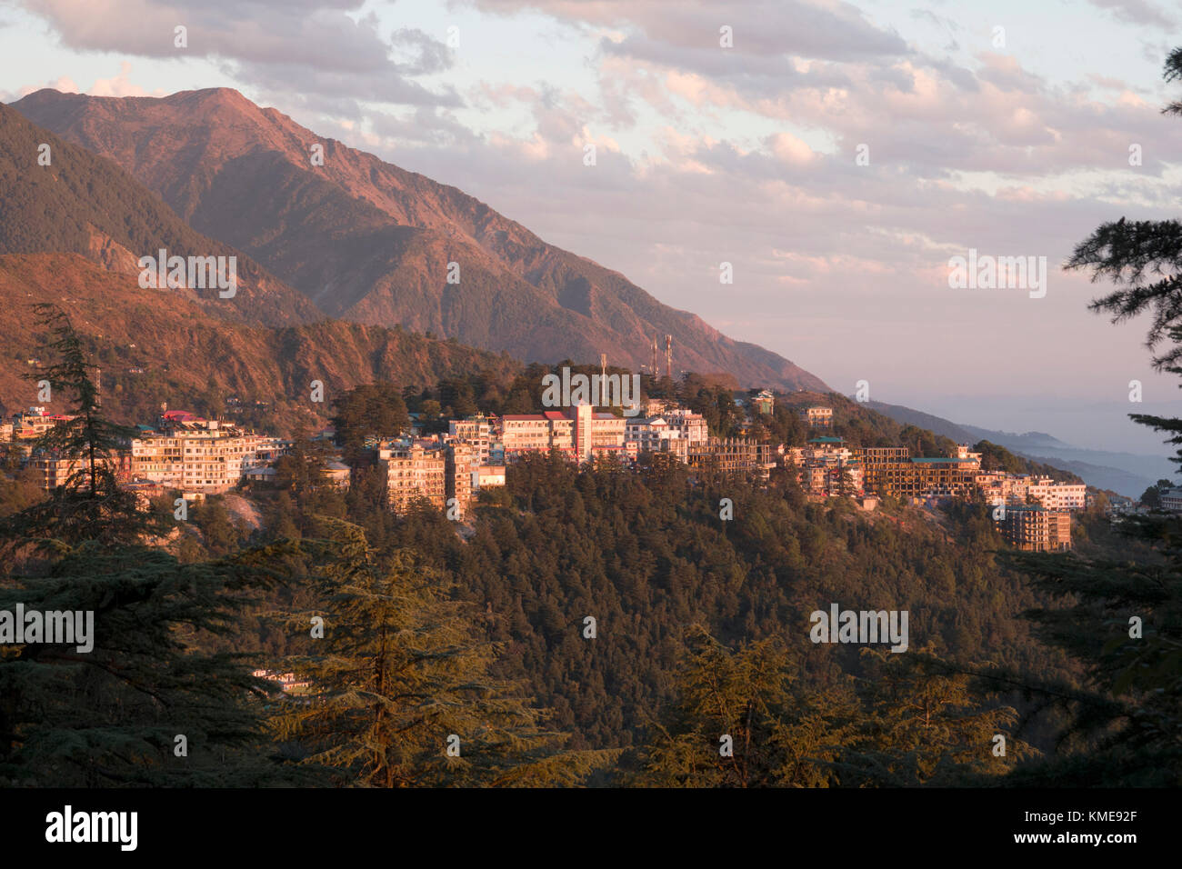 Vista panoramica di mcleod ganj e sulle montagne circostanti al tramonto Foto Stock