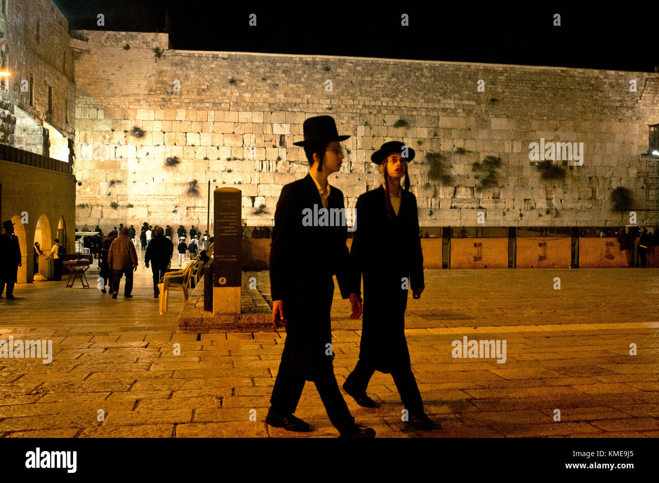 Il popolo ebraico in preghiera al Muro Occidentale di Gerusalemme. Foto Stock