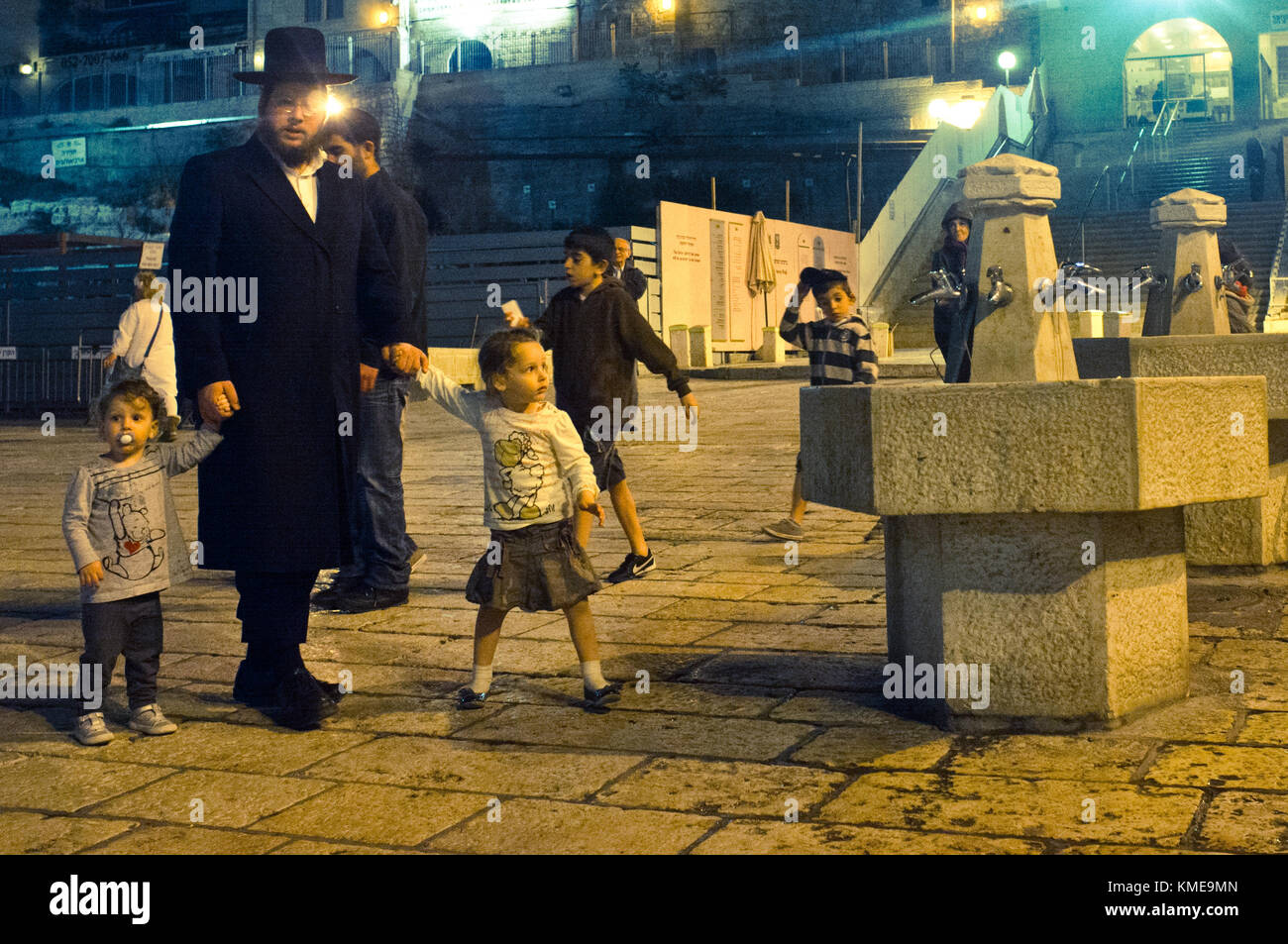 Il popolo ebraico in preghiera al Muro Occidentale di Gerusalemme. Foto Stock