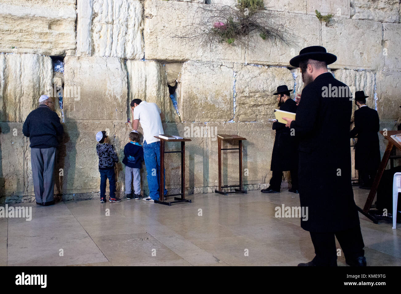 Il popolo ebraico in preghiera al Muro Occidentale di Gerusalemme. Foto Stock