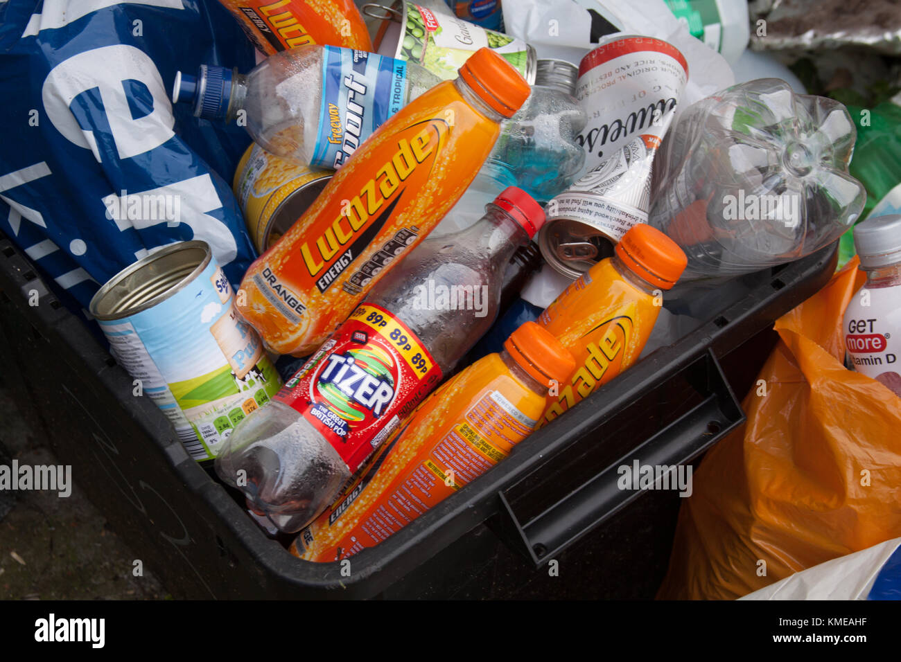 Platsic bottiglie e lattine di metallo in famiglia casella di riciclaggio. Regno Unito Foto Stock
