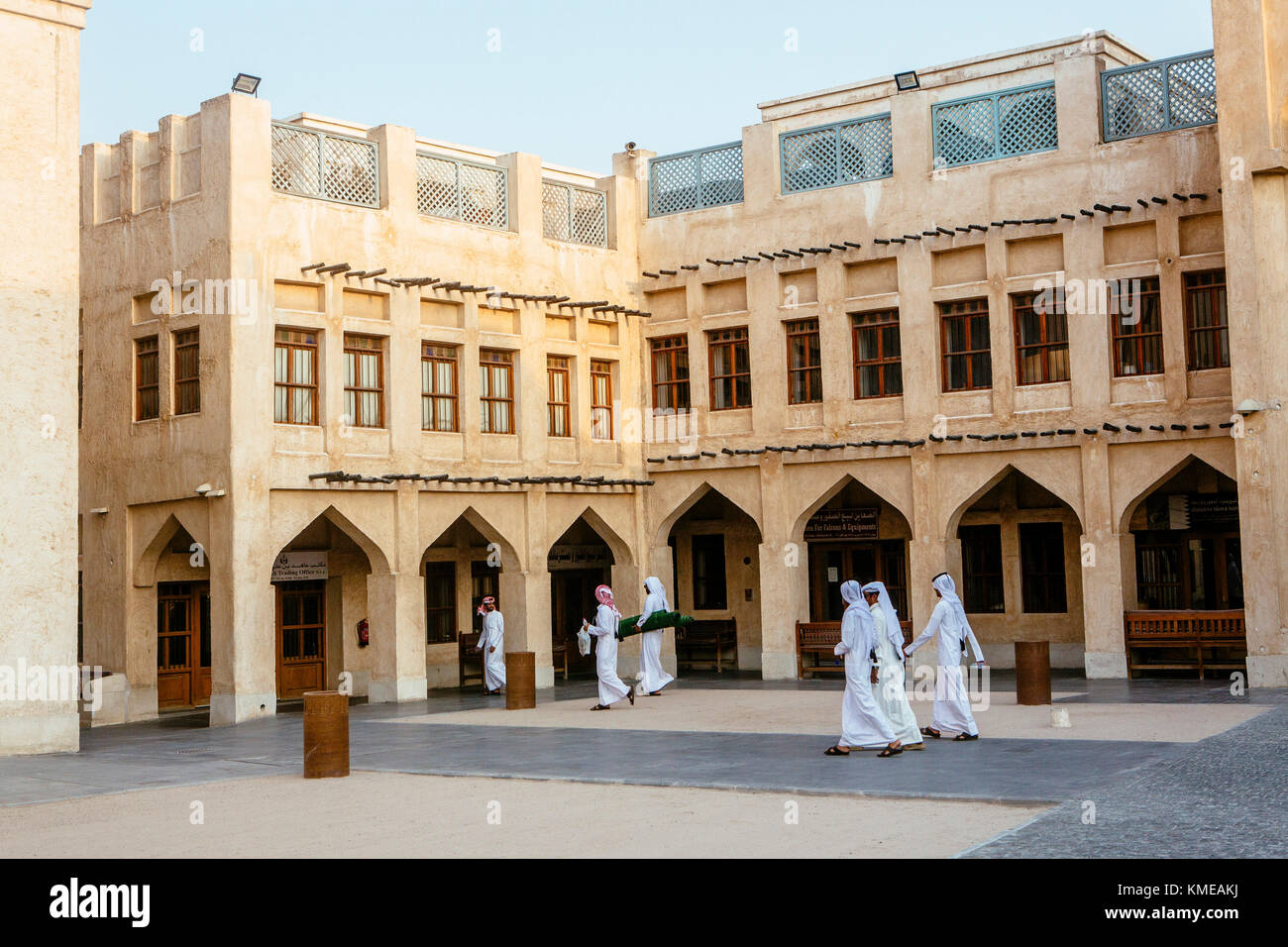 Visitatori in abiti tradizionali arabi (thawb) a Souq Waqif, Doha, Qatar Foto Stock