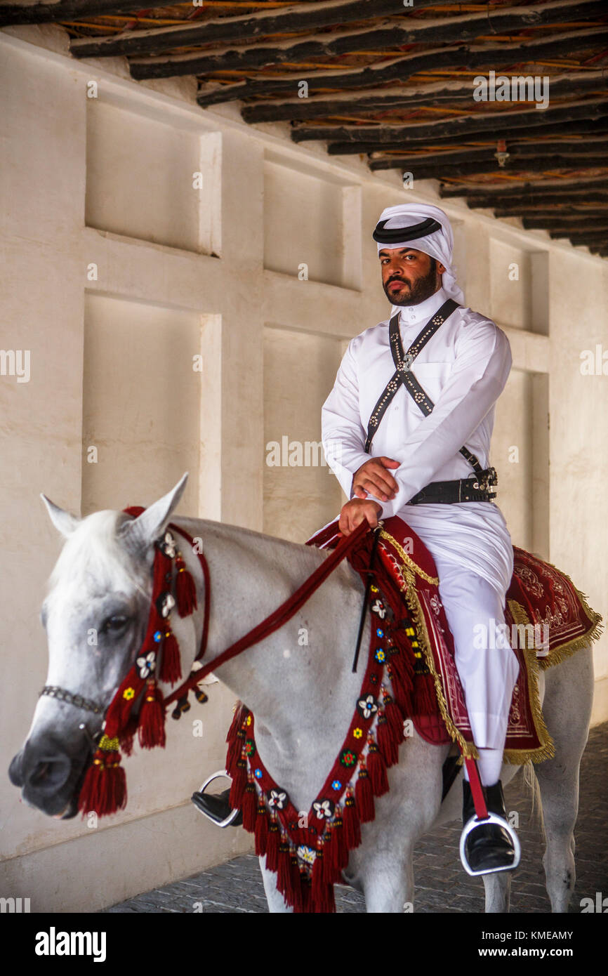 Uomo in arabo tradizionale abbigliamento di equitazione al Souq Waqif,,di Doha in Qatar Foto Stock