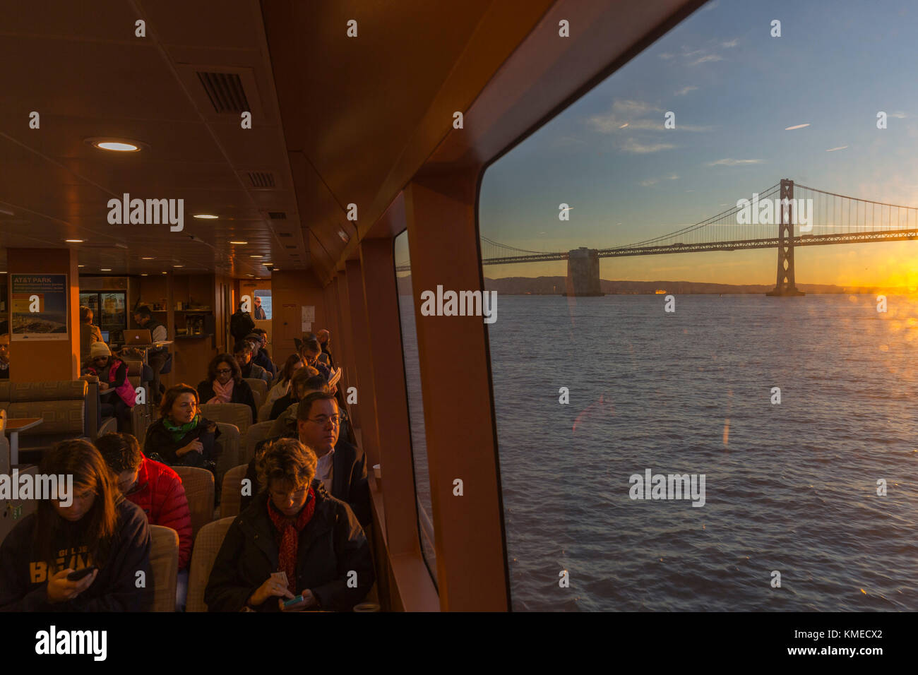 Passeggeri in traghetto da Tiberon a San Francisco Ferry Edificio, California, Stati Uniti Foto Stock