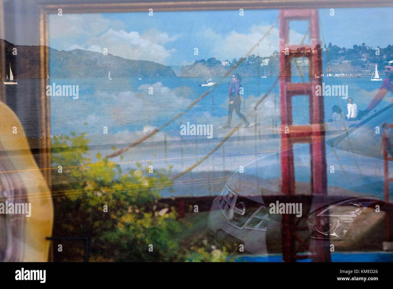 Riflesso del Golden Gate Bridge in finestra, Sausalito, California, USA Foto Stock