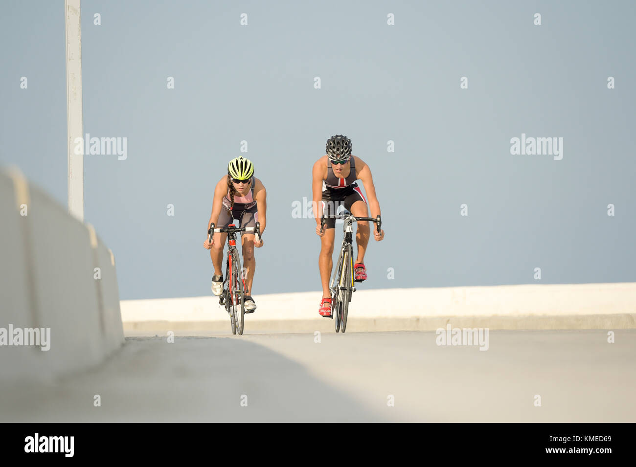 Due ciclisti equitazione biciclette contro il cielo chiaro durante la gara di triathlon,Veracruz, Messico Foto Stock
